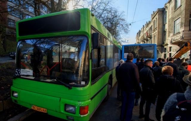 Водія маршрутки побили до непритомності, а пасажири мовчки дивились