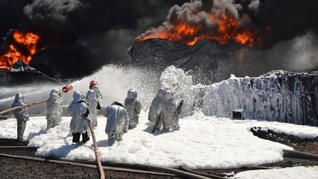 На нефтебазе под Киевом возможны еще два взрыва, но ситуация под контролем На нефтебазе под Киевом возможны еще два взрыва, но ситуация под контролем