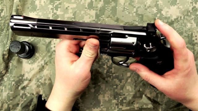 Чоловік просто на зупинці вистрілив у жінку, а потім застрелився сам Чоловік просто на зупинці вистрілив у жінку, а потім застрелився сам