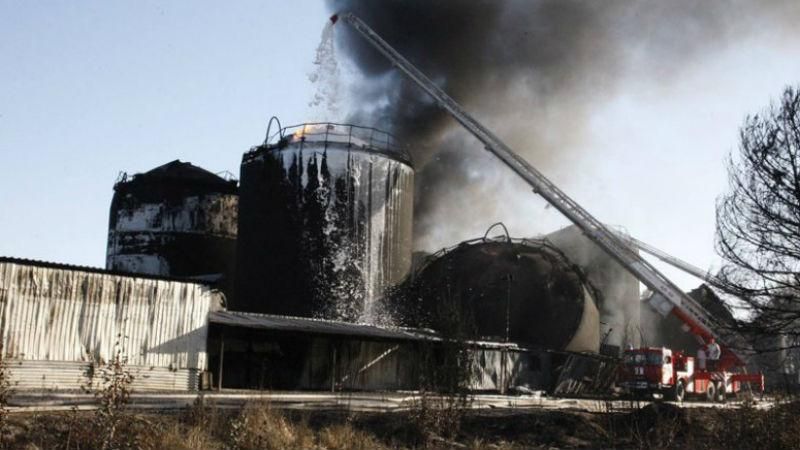 На нефтебазе горит только один резервуар На нефтебазе горит только один резервуар