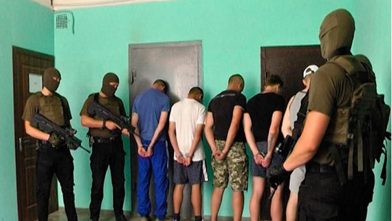 З’явилися фото молодиків, які порізали людей у Харкові З’явилися фото молодиків, які порізали людей у Харкові