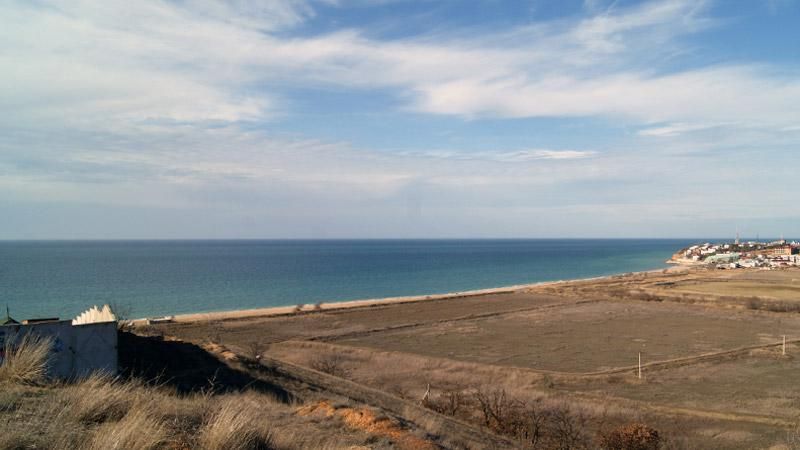 Россия превратила пляж в Крыму в кладбище бутылок (18+)