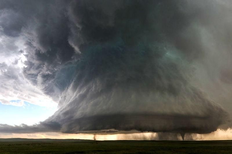 Унікальні знімки: фотограф зняв подвійне торнадо