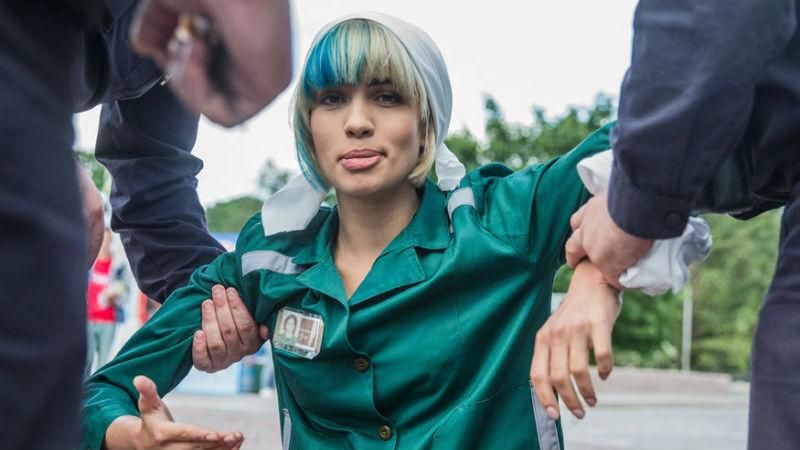 На Болотной площади полиция задержала участников перфоманса ко Дню России На Болотной площади полиция задержала участников перфоманса ко Дню России