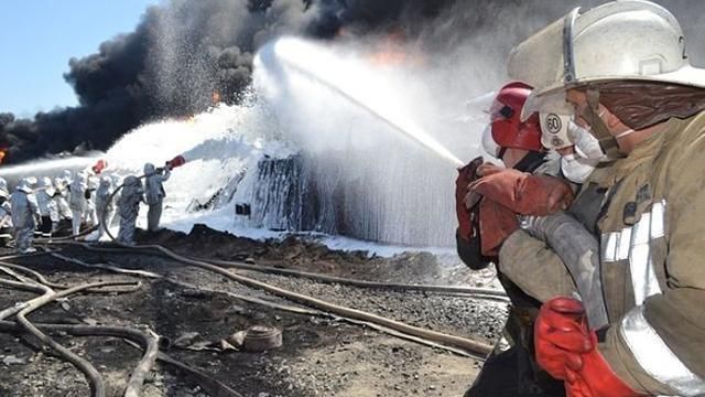 На нефтебазе под Киевом продолжают охлаждать резервуары На нефтебазе под Киевом продолжают охлаждать резервуары