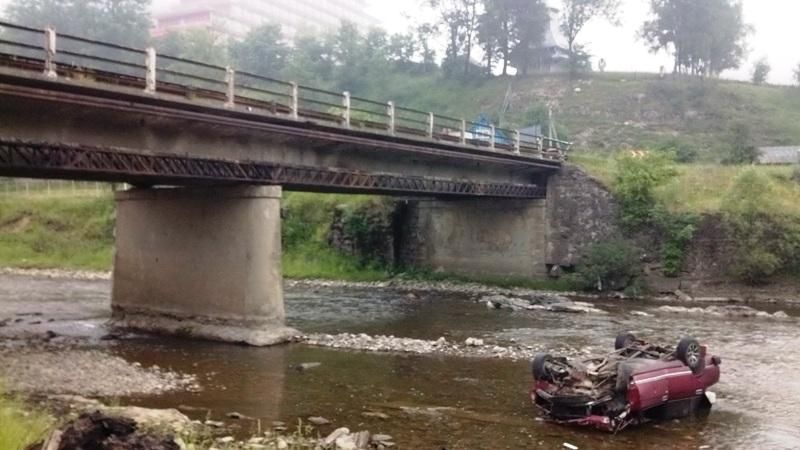 Смертельне ДТП на Закарпатті: чоловік з'їхав з моста у річку