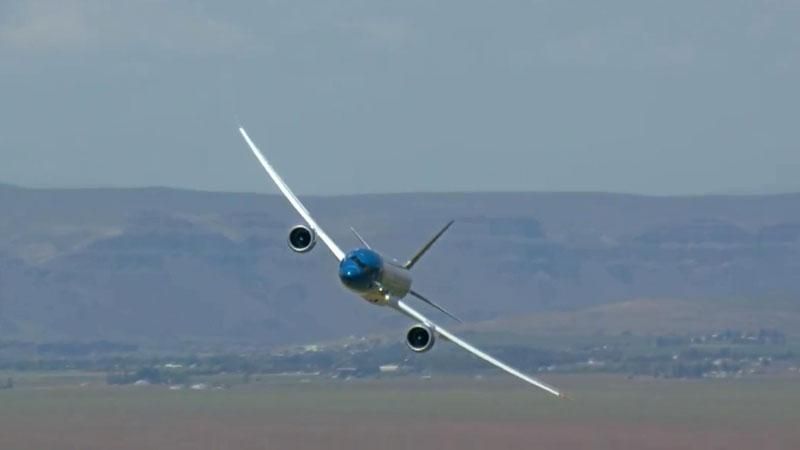 В'єтнамські аси показали неймовірні трюки на пасажирському літаку В'єтнамські аси показали неймовірні трюки на пасажирському літаку