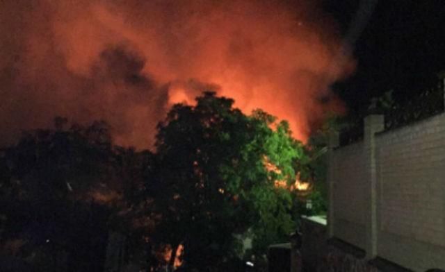 Киев снова в огне. Ночью большой пожар охватил элитный район города
