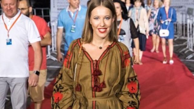 Собчак у вишиванці прийшла на кінофестиваль у Сочі