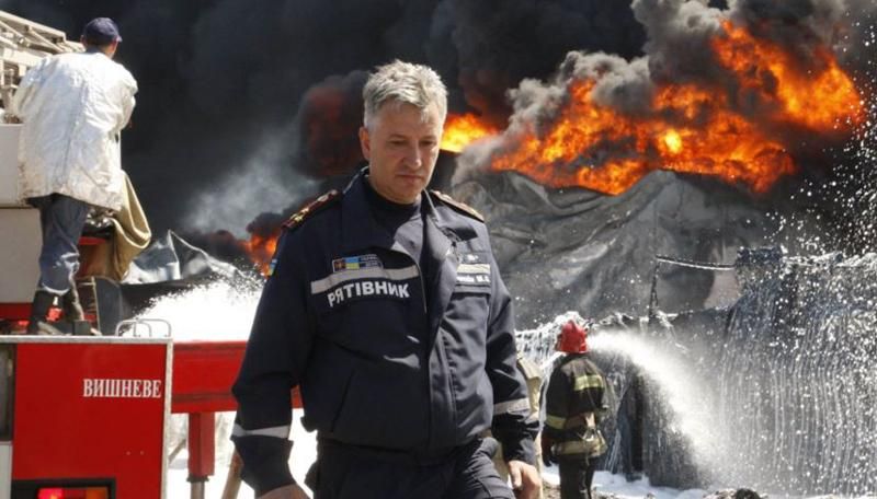Пожар на нефтебазе временно не гасят из-за угрозы новых взрывов