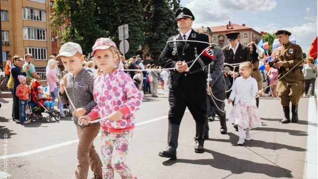 Російські школярі вивели на парад "полонених нацистів"