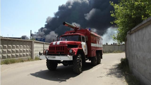 Пожежа під Києвом: рятувальники готові до нової пінної атаки 