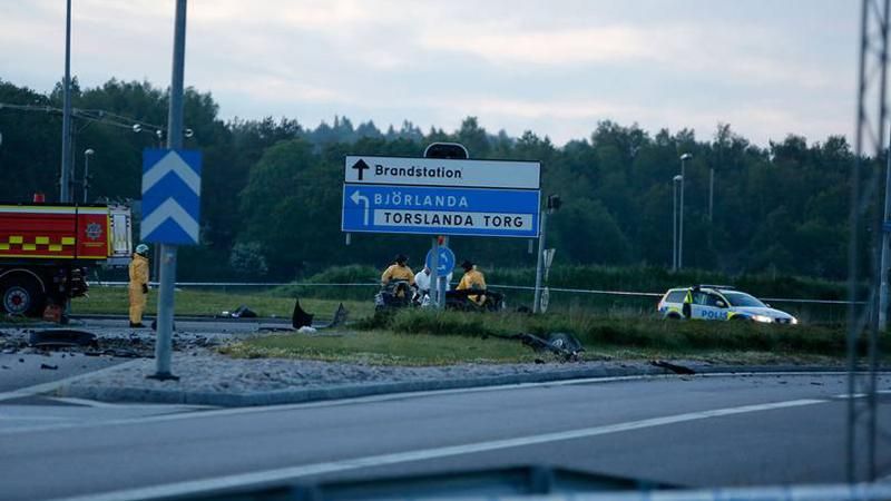 У Швеції з незрозумілих причин вибухнуло авто — 4 людини загинули У Швеції з незрозумілих причин вибухнуло авто — 4 людини загинули