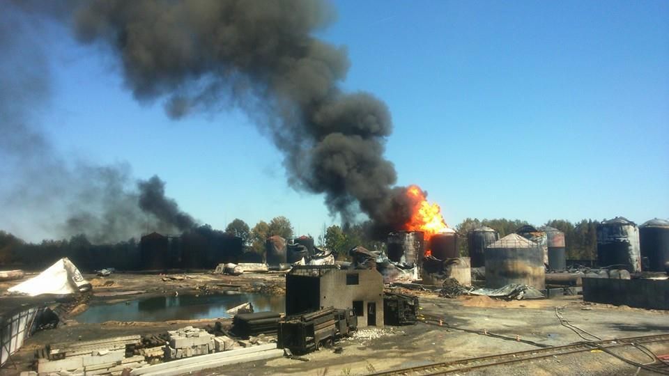 На нефтебазе под Киевом снова ждут пожарный танк для тушения На нефтебазе под Киевом снова ждут пожарный танк для тушения