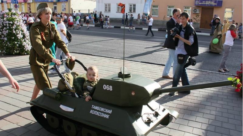 "Патриотизм" по-русски: мамы устроили парад военных колясок