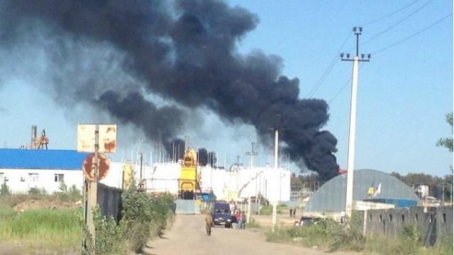 На нафтобазі під Києвом горить новий резервуар з дизпаливом На нафтобазі під Києвом горить новий резервуар з дизпаливом