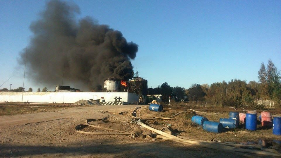 Пожарные потушили один из источников огня на нефтебазе
