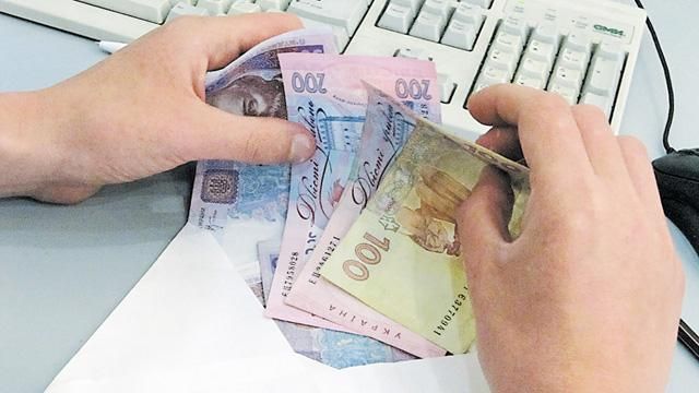 Стало відомо, скільки українців отримують зарплати в конвертах