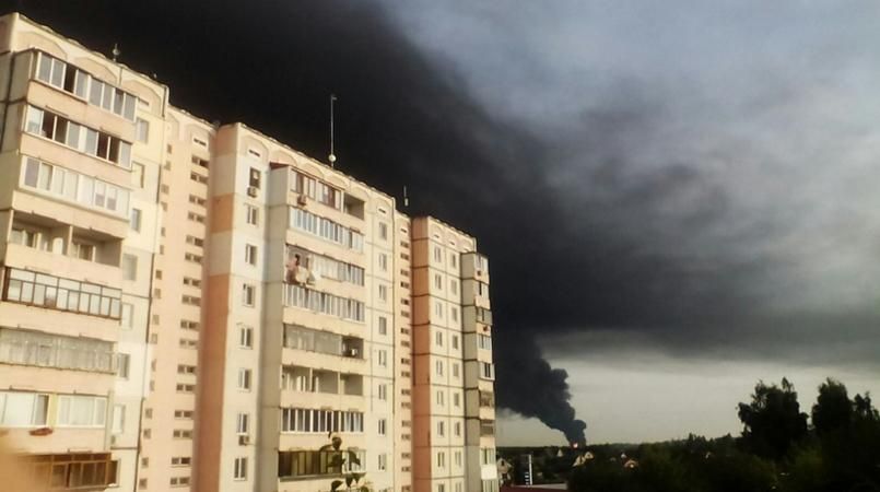 Горіння резервуару на нафтобазі самоліквідувалось, але це ще не кінець Горіння резервуару на нафтобазі самоліквідувалось, але це ще не кінець