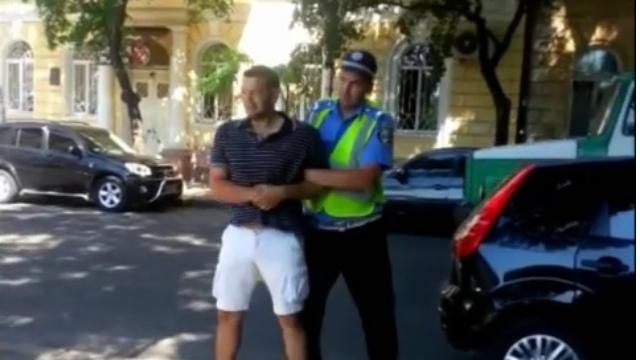 Нахабний водій іномарки покусав ДАІшника Нахабний водій іномарки покусав ДАІшника