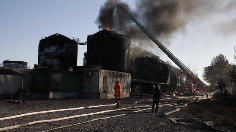 Пожежа під Києвом: один резервуар продовжує горіти