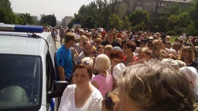 У Донецьку люди вийшли на мітинг У Донецьку люди вийшли на мітинг