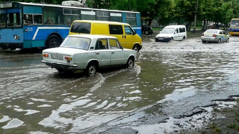 На заході України сильні зливи топлять міста