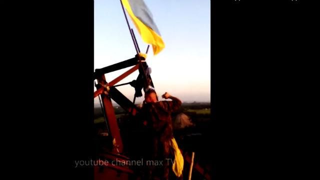 Возле оккупированной Горловки подняли сине-желтый флаг
