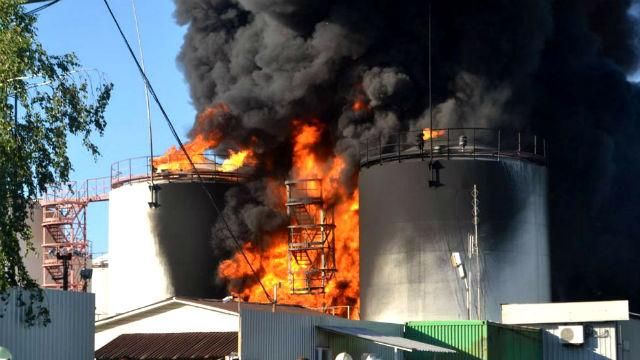 Під Києвом продовжує горіти резервуар з бензином Під Києвом продовжує горіти резервуар з бензином