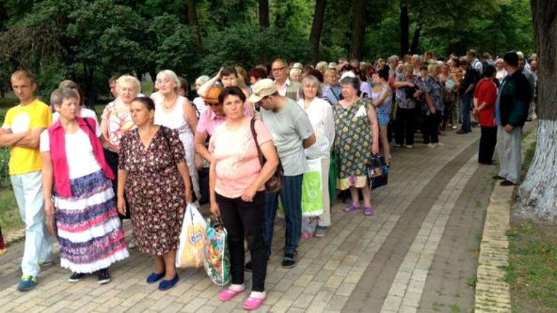 Під Радою збираються "бабусі":  хочуть мітингувати "проти влади"