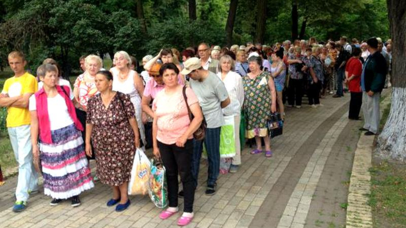 Под Радой собираются "бабушки": хотят митинговать "против власти"