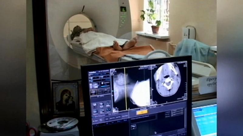 Українським медикам передали з США унікальну книгу для лікування бійців Українським медикам передали з США унікальну книгу для лікування бійців