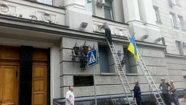 Харьков "зачищают" от "совковой" символики Харьков "зачищают" от "совковой" символики