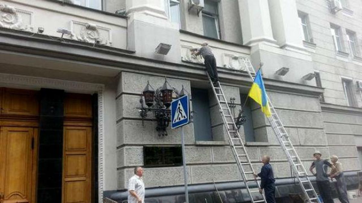 Харьков "зачищают" от "совковой" символики Харьков "зачищают" от "совковой" символики