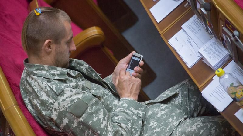 Нардеп Гаврилюк украсил свой чуб патриотическими заколками Нардеп Гаврилюк украсил свой чуб патриотическими заколками