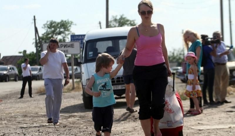 З Криму і Донбасу знову масово виїжджають З Криму і Донбасу знову масово виїжджають