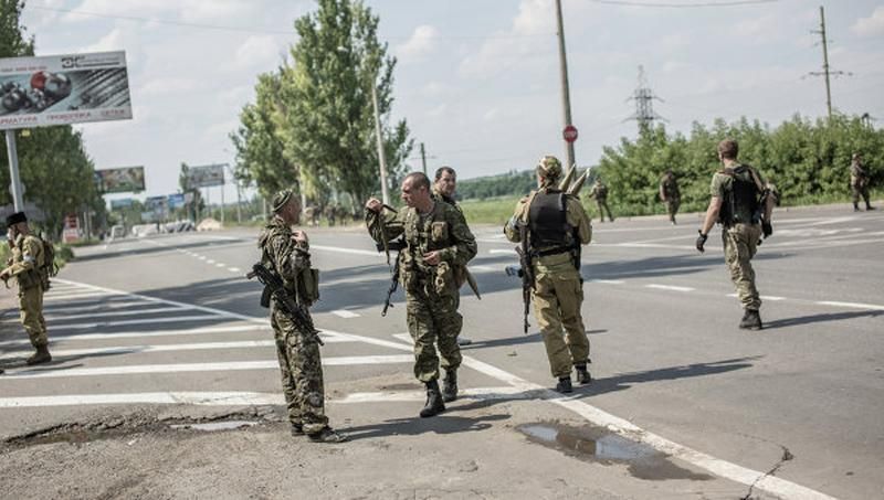 Бойовики атакують Мар'їнку: за ніч поранені 10 українських бійців