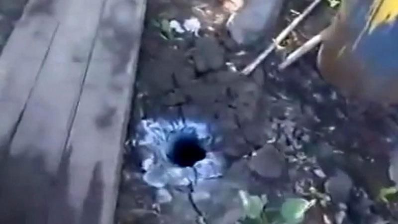 Террористы стреляют из неизвестного оружия, которое прожигает все Террористы стреляют из неизвестного оружия, которое прожигает все