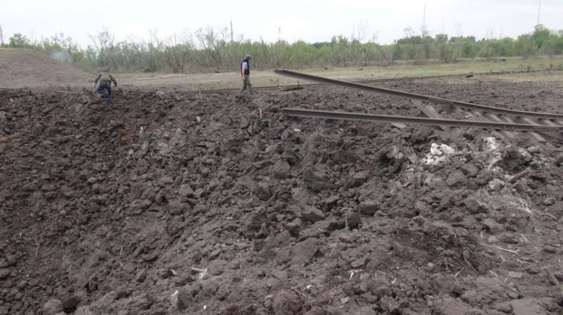 Гигантский кратер и другие впечатляющие фото вчерашнего взрыва в Донецке Гигантский кратер и другие впечатляющие фото вчерашнего взрыва в Донецке