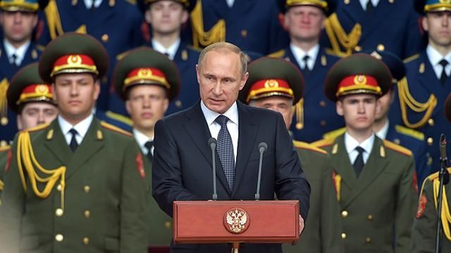 Путин хочет играться в войну, а не заниматься экономикой, — Bloomberg