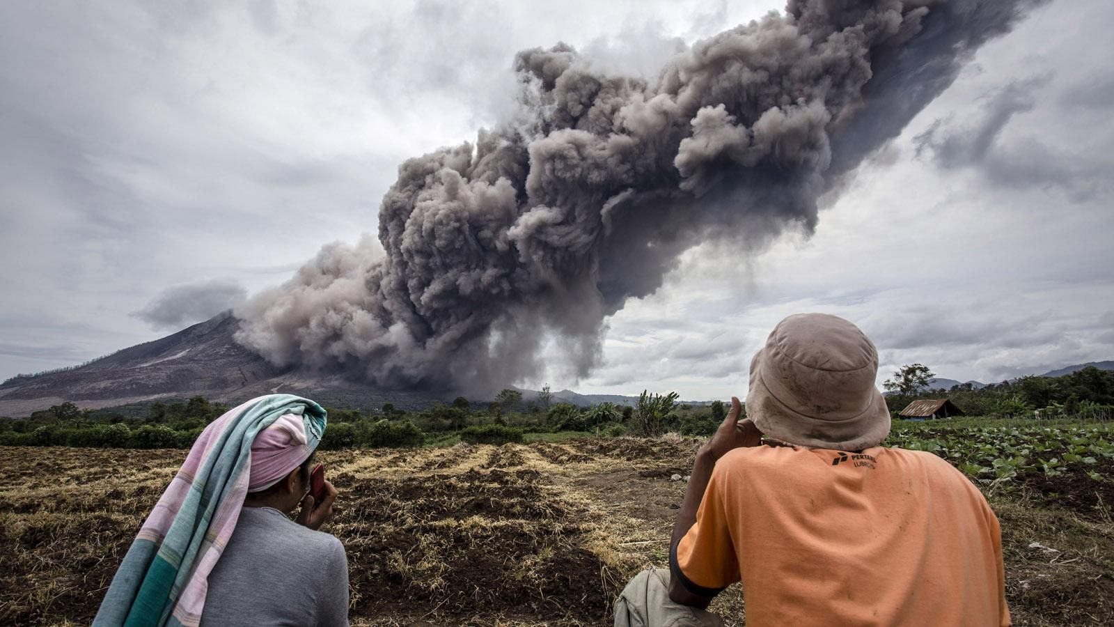 В сети появились впечатляющие фотографии извержения индонезийского вулкана