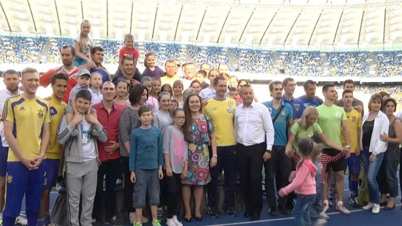 Замість гри у футбол з дітьми, нардепи — посварились Замість гри у футбол з дітьми, нардепи — посварились