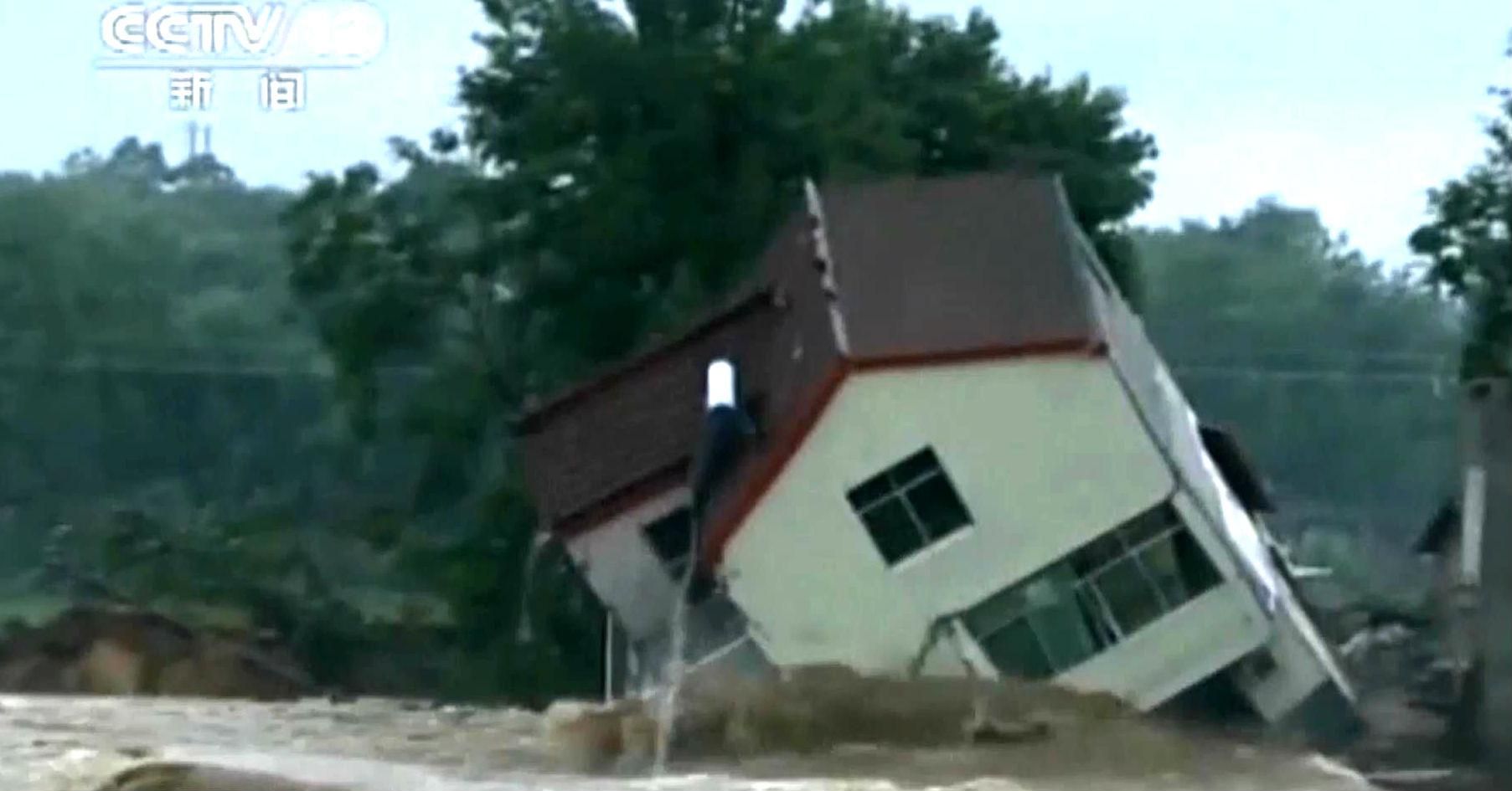 В Китае несколько домов провалились в реку