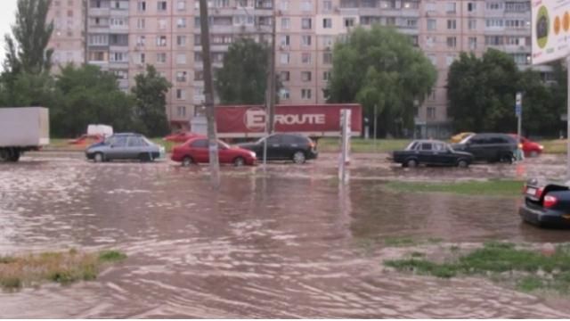 Потужні зливи затоплюють українські міста Потужні зливи затоплюють українські міста