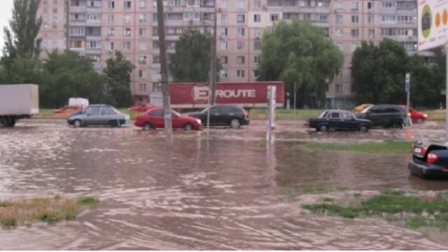 Мощные ливни затапливают украинские города