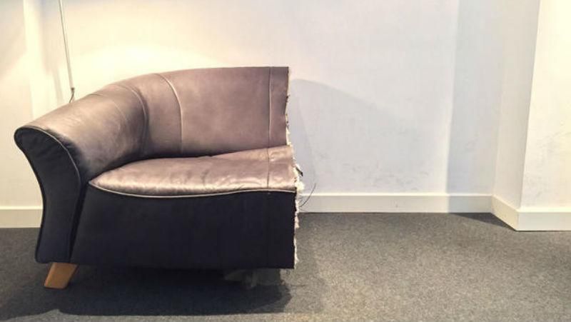 Після розставання з дівчиною хлопець розпиляв всі спільні речі Після розставання з дівчиною хлопець розпиляв всі спільні речі