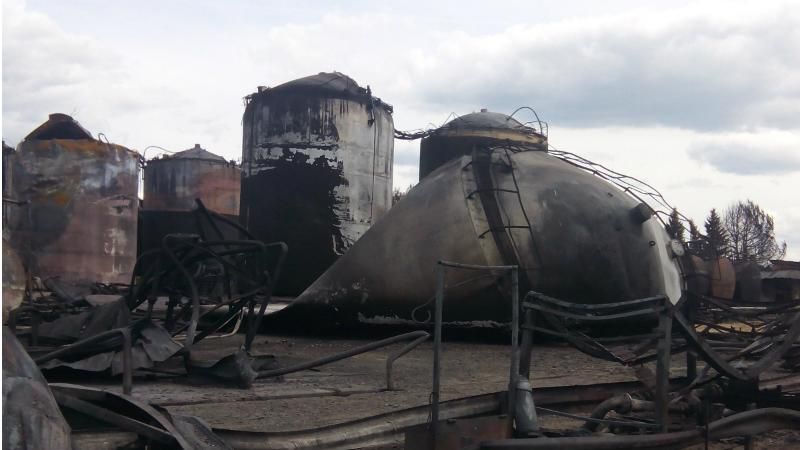 Обгорілі цистерни та чорна земля: як зараз виглядає згоріла нафтобаза Обгорілі цистерни та чорна земля: як зараз виглядає згоріла нафтобаза