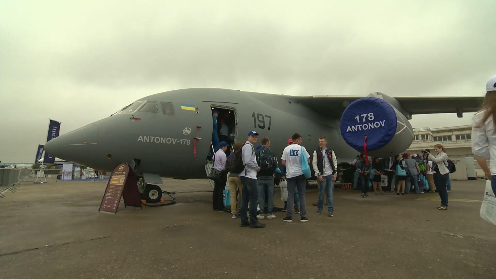 Переможці всеукраїнського конкурсу "Авіатор" відвідали міжнародний авіасалон Ле Бурже Переможці всеукраїнського конкурсу "Авіатор" відвідали міжнародний авіасалон Ле Бурже
