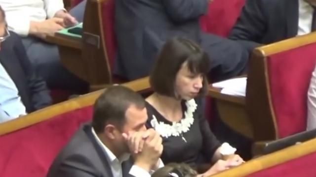 Як депутати ласують морозивом на роботі Як депутати ласують морозивом на роботі