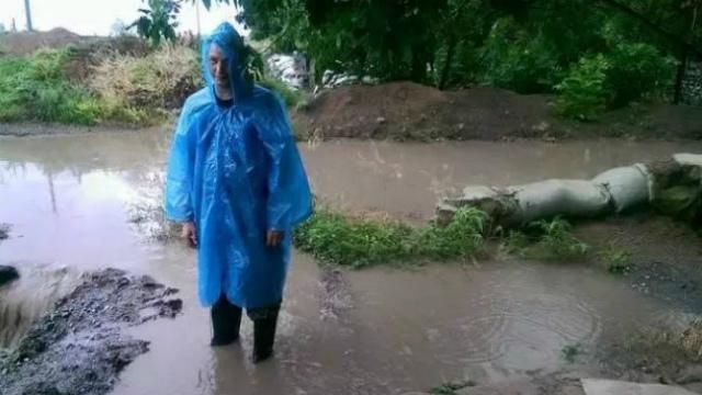 Мощный ливень затопил окопы возле Мариуполя Мощный ливень затопил окопы возле Мариуполя